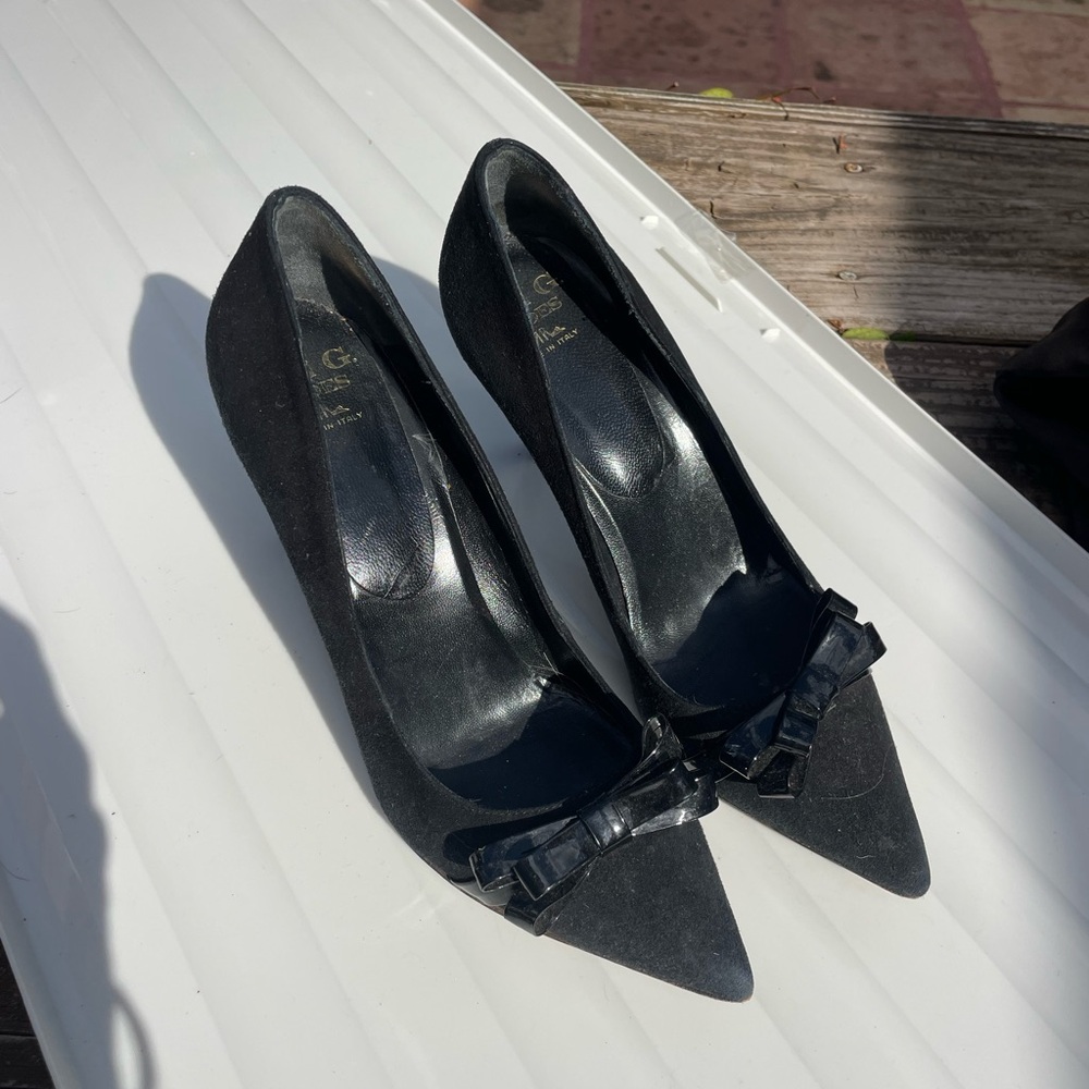 Black suede heels with petite bow. 38.5